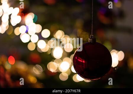 Gros plan sur l'arbre de noël avec décorations et lumières de noël Banque D'Images