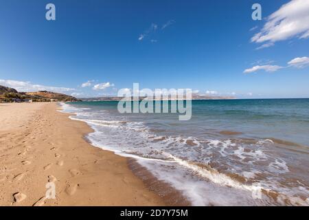 Empreintes de pas dans le sable dans les plages magnifiques du Nord Crète Grèce Banque D'Images