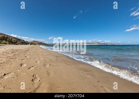 Empreintes de pas dans le sable dans les plages magnifiques du Nord Crète Grèce Banque D'Images