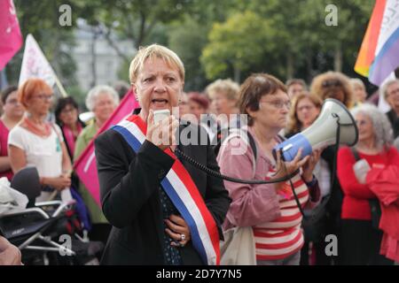 Manifestation de féministes contre la disparition du Ministère de Les droits des femmes devant Matignon à Paris Banque D'Images