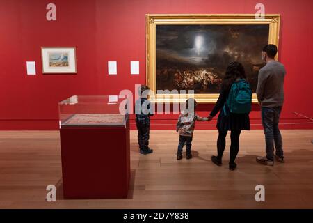 Londres, Angleterre. 26 octobre 2020. Une famille qui regarde les œuvres de Turner pendant la presse qui regarde le monde moderne de Turner au Tate Britain. Ouverte le 28 octobre 2020, son exposition majeure est dédiée à JMW Turner (1775-1851). Turner’s Modern World révèle comment le peintre paysagiste britannique a trouvé de nouveaux moyens de capturer les événements quotidiens, de l’impact de la technologie sur le monde naturel aux effets de la modernisation sur la société. (Photo de Sam Mellish / Alamy Live News) Banque D'Images