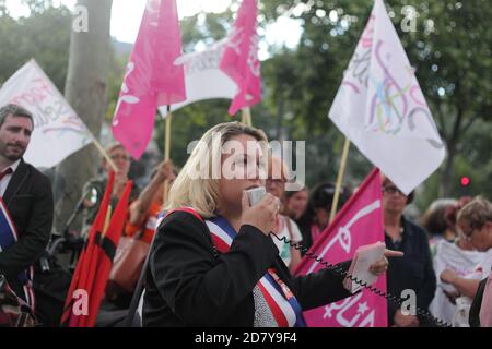 Manifestation de féministes contre la disparition du Ministère de Les droits des femmes devant Matignon à Paris Banque D'Images