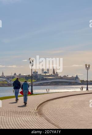 Kazan, Russie, 17 septembre 2020. Adultes qui prennent un scooter le long du remblai de la rivière Kazanka en face du Kremlin de Kazan Banque D'Images