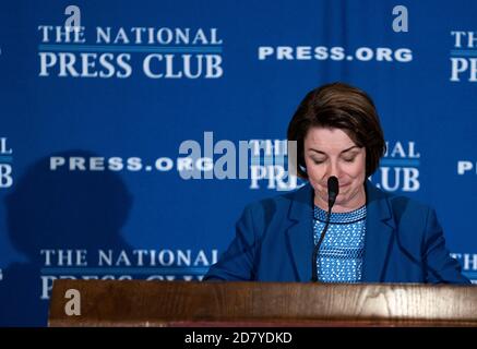 La sénatrice Amy Klobuchar, démocrate du Minnesota et candidate à la présidentielle de 2020, s'exprime au National Press Club le mardi 16 juillet 2019 à Washington, D.C., Klobuchar a prononcé un discours décrivant ses priorités pour ses 100 premiers jours de mandat s'il était élu président. Crédit : Alex Edelman/l'accès photo Banque D'Images