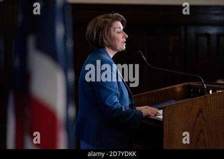La sénatrice Amy Klobuchar, démocrate du Minnesota et candidate à la présidentielle de 2020, s'exprime au National Press Club le mardi 16 juillet 2019 à Washington, D.C., Klobuchar a prononcé un discours décrivant ses priorités pour ses 100 premiers jours de mandat s'il était élu président. Crédit : Alex Edelman/l'accès photo Banque D'Images