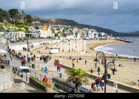 Lyme Regis, Dorset, Royaume-Uni. 26 octobre 2020. UK Météo: Les familles et les staycationers profiter de belles chaudes périodes ensoleillées à la station balnéaire de Lyme Regis pendant les vacances à mi-mandat. La pluie et le vent sont prévus pour le reste de la semaine. Credit: Celia McMahon/Alamy Live News Banque D'Images