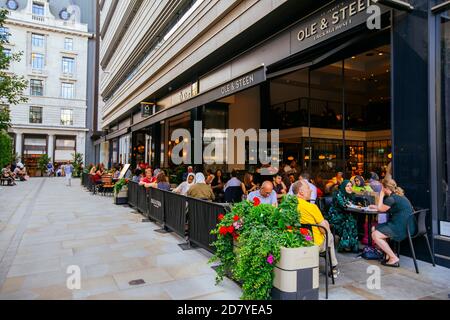 LONDRES, Royaume-Uni-24 juillet 2019. Vue sur la rue avec terrasse du restaurant le matin à Londres, en plein air Banque D'Images