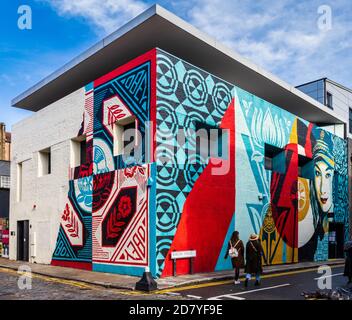 Graffitti orne Dirty House dans le quartier branché de Shoreditch à Londres. Dirty House Whitby Street Architects David Adjaye Associates. Art Shepard Fairey. Banque D'Images