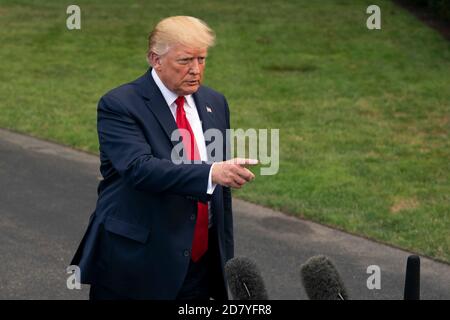 Le président américain Donald Trump s'entretient avec des journalistes avant d'embarquer à bord de Marine One sur la pelouse sud de la Maison Blanche à Washington, D.C., aux États-Unis, le mercredi 17 juillet 2019. Trump s'est rendu mercredi en Caroline du Nord, où il a organisé un rassemblement de campagne. Crédit : Alex Edelman/l'accès photo Banque D'Images