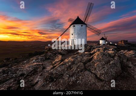 Moulins à vent au coucher du soleil à Consuegra, Castilla y la Mancha, Espagne. Banque D'Images