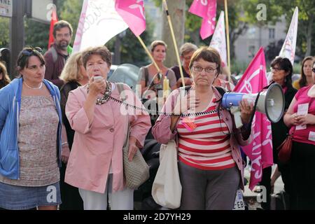 Manifestation de féministes contre la disparition du Ministère de Les droits des femmes devant Matignon à Paris Banque D'Images