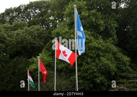 Ayr, Ayrshire, Écosse, Royaume-Uni . Les drapeaux internationaux volent à la compétition de golf, y compris hongrois, suisse, canadien, écossais Banque D'Images