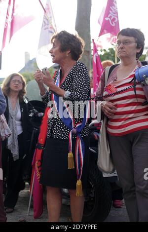 Manifestation de féministes contre la disparition du Ministère de Les droits des femmes devant Matignon à Paris Banque D'Images