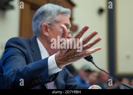 Le président du Conseil de la Réserve fédérale, Jerome Powell, témoigne devant le Comité des services financiers de la Chambre à Capitol Hill, à Washington, D.C., le mercredi 10 juillet 2019. Les législateurs ont interrogé Powell sur une variété de sujets liés à la politique monétaire des États-Unis et à l'état de l'économie américaine. Crédit : Alex Edelman/l'accès photo Banque D'Images