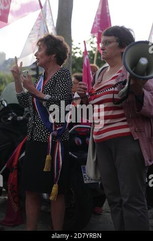 Manifestation de féministes contre la disparition du Ministère de Les droits des femmes devant Matignon à Paris Banque D'Images