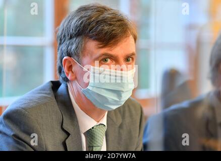 26 octobre 2020, Thuringe, Weimar: Sebastian von Ammon, Secrétaire d'Etat à la Justice de Thuringe, attend dans la salle de conférence de la Cour constitutionnelle de Thuringe le début de la procédure. La Cour constitutionnelle de l'État est en voie d'entendre une plainte de l'AfD de Thuringe contre la commission de l'État pour des cas de difficultés. Selon le ministère des migrations, la commission peut accorder des permis de séjour aux réfugiés et autres étrangers qui auraient à quitter le pays sur décision des autorités. Les raisons humanitaires ou personnelles ont joué un rôle dans les décisions. A RU Banque D'Images