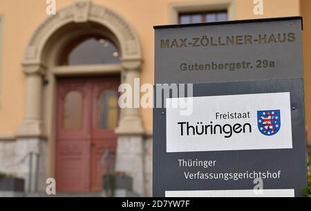 26 octobre 2020, Thuringe, Weimar: Un panneau à la Max-Zöllner-Haus. Ici, une audition de la Cour constitutionnelle de Thuringe aura lieu lundi. La Cour constitutionnelle de l'État est en voie d'entendre une plainte de l'AfD de Thuringe contre la commission des conditions difficiles de l'État. Selon le ministère des migrations, la commission peut accorder des permis de séjour aux réfugiés et autres étrangers qui auraient à quitter le pays sur décision des autorités. Les raisons humanitaires ou personnelles ont joué un rôle dans les décisions. Une décision est attendue en décembre. Photo: Martin Schutt/dpa-Zentralbild/dp Banque D'Images