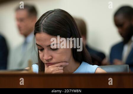 La représentante Alexandria Ocasio-Cortez, D-N.Y., écoute en tant que président du Conseil de la Réserve fédérale, Jerome Powell, témoigne devant le Comité des services financiers de la Chambre à Capitol Hill, à Washington, D.C., le mercredi 10 juillet 2019. Les législateurs ont interrogé Powell sur une variété de sujets liés à la politique monétaire des États-Unis et à l'état de l'économie américaine. Crédit : Alex Edelman/l'accès photo Banque D'Images
