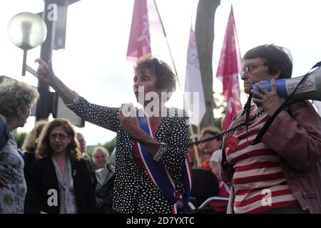 Manifestation de féministes contre la disparition du Ministère de Les droits des femmes devant Matignon à Paris Banque D'Images