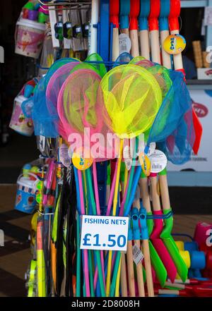 Filets de pêche colorés à vendre à la station balnéaire de Barry Island, Glamourgan, pays de Galles du Sud, Royaume-Uni Banque D'Images