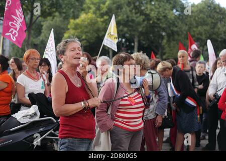 Manifestation de féministes contre la disparition du Ministère de Les droits des femmes devant Matignon à Paris Banque D'Images