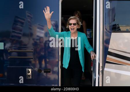 2020 la sénatrice démocrate pleine d'espoir Elizabeth Warren, une démocrate du Massachusetts, accueille ses partisans lors d'un rassemblement à l'extérieur du bâtiment où le dîner de l'escadre Ding aura lieu le 9 août 2019 à Clear Lake, Iowa. Le dîner est devenu un incontournable pour les espoirs présidentiels démocrates devant le caucus de l'Iowa. Crédit : Alex Edelman/l'accès photo Banque D'Images