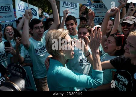 2020 la sénatrice démocrate pleine d'espoir Elizabeth Warren, une démocrate du Massachusetts, accueille ses partisans lors d'un rassemblement à l'extérieur du bâtiment où le dîner de l'escadre Ding aura lieu le 9 août 2019 à Clear Lake, Iowa. Le dîner est devenu un incontournable pour les espoirs présidentiels démocrates devant le caucus de l'Iowa. Crédit : Alex Edelman/l'accès photo Banque D'Images