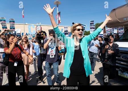 2020 la sénatrice démocrate pleine d'espoir Elizabeth Warren, une démocrate du Massachusetts, accueille ses partisans lors d'un rassemblement à l'extérieur du bâtiment où le dîner de l'escadre Ding aura lieu le 9 août 2019 à Clear Lake, Iowa. Le dîner est devenu un incontournable pour les espoirs présidentiels démocrates devant le caucus de l'Iowa. Crédit : Alex Edelman/l'accès photo Banque D'Images