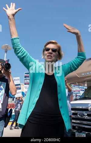 2020 la sénatrice démocrate pleine d'espoir Elizabeth Warren, une démocrate du Massachusetts, accueille ses partisans lors d'un rassemblement à l'extérieur du bâtiment où le dîner de l'escadre Ding aura lieu le 9 août 2019 à Clear Lake, Iowa. Le dîner est devenu un incontournable pour les espoirs présidentiels démocrates devant le caucus de l'Iowa. Crédit : Alex Edelman/l'accès photo Banque D'Images