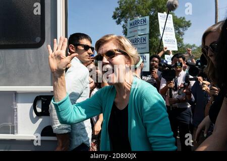 2020 la sénatrice démocrate pleine d'espoir Elizabeth Warren, une démocrate du Massachusetts, accueille ses partisans lors d'un rassemblement à l'extérieur du bâtiment où le dîner de l'escadre Ding aura lieu le 9 août 2019 à Clear Lake, Iowa. Le dîner est devenu un incontournable pour les espoirs présidentiels démocrates devant le caucus de l'Iowa. Crédit : Alex Edelman/l'accès photo Banque D'Images