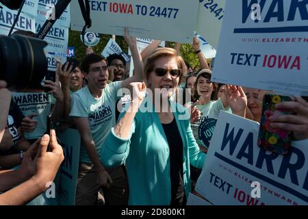 2020 la sénatrice démocrate pleine d'espoir Elizabeth Warren, une démocrate du Massachusetts, accueille ses partisans lors d'un rassemblement à l'extérieur du bâtiment où le dîner de l'escadre Ding aura lieu le 9 août 2019 à Clear Lake, Iowa. Le dîner est devenu un incontournable pour les espoirs présidentiels démocrates devant le caucus de l'Iowa. Crédit : Alex Edelman/l'accès photo Banque D'Images