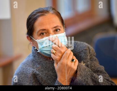 26 octobre 2020, Thuringe, Weimar: Corinna Herold, membre de la faction AfD du Parlement de Thuringe, attend le début des travaux dans la salle de session de la Cour constitutionnelle de Thuringe. La Cour constitutionnelle de l'État est en voie d'entendre une plainte de l'AfD de Thuringe contre la commission des conditions difficiles de l'État. Selon le ministère des migrations, la commission peut accorder des permis de séjour aux réfugiés et autres étrangers qui auraient à quitter le pays sur décision des autorités. Les raisons humanitaires ou personnelles ont joué un rôle dans les décisions. Une décision i Banque D'Images