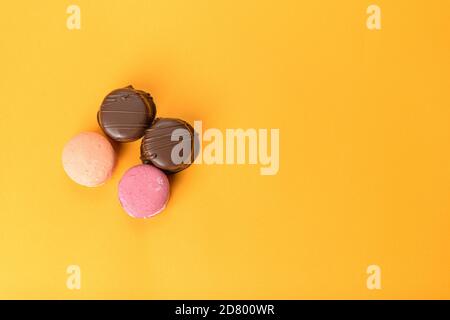 Macarons et gâteaux au miel brésilien sur fond orange vue de dessus. Banque D'Images