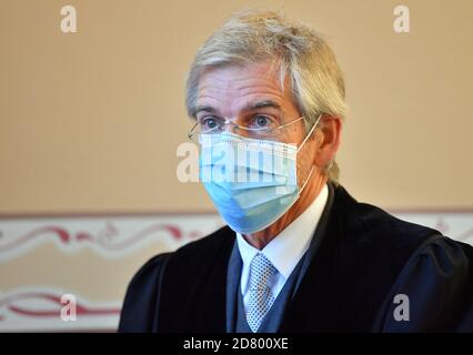 26 octobre 2020, Thuringe, Weimar: Stefan Kaufmann, Président de la Cour constitutionnelle de Thuringe, se trouve dans la salle de conférence de la Cour constitutionnelle de Thuringe avant le début des négociations. La Cour constitutionnelle de l'État est en voie d'entendre une plainte de l'AfD de Thuringe contre la Commission d'État pour des cas de difficultés. Selon le ministère des migrations, la commission peut accorder des permis de séjour aux réfugiés et autres étrangers qui auraient à quitter le pays sur décision des autorités. Les raisons humanitaires ou personnelles ont joué un rôle dans les décisions. Banque D'Images