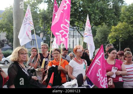 Manifestation de féministes contre la disparition du Ministère de Les droits des femmes devant Matignon à Paris Banque D'Images