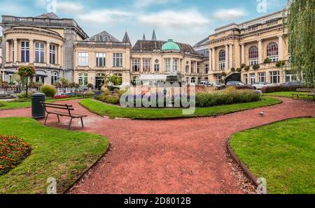 SPA, BELGIQUE - 1er OCTOBRE 2020 : vue sur le parc avec fontaine en face du plus ancien casino du monde. Spa, Belgique. Banque D'Images