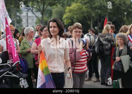 Manifestation de féministes contre la disparition du Ministère de Les droits des femmes devant Matignon à Paris Banque D'Images