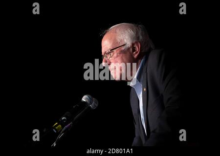 Le sénateur Bernie Sanders, indépendant du Vermont et candidat au poste de président des États-Unis, prend la parole lors du dîner de l'escadre Ding, le 9 août 2019 à Clear Lake, en Iowa. Le dîner est devenu un incontournable pour les espoirs présidentiels démocrates devant le caucus de l'Iowa. Crédit : Alex Edelman/l'accès photo Banque D'Images