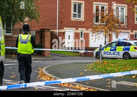 Policier et voiture de police sur les lieux du crime à Birmingham. Police des West Midlands Banque D'Images