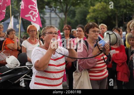 Manifestation de féministes contre la disparition du Ministère de Les droits des femmes devant Matignon à Paris Banque D'Images