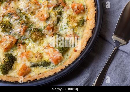 Quiche (tarte ouverte) avec truite, brocoli et fromage. Pâtisseries maison non sucrées, tarte traditionnelle. Gros plan. Banque D'Images