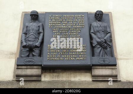 Plaque commémorative dédiée aux parachutistes tchécoslovaques et aux ecclésiastiques orthodoxes de la cathédrale des Saints Cyril et Methodius dans la rue Resslova à Nové Město (Nouvelle-ville) à Prague (République tchèque). La plaque conçue par le sculpteur tchèque František Bělský a été dévoilée en 1947 en l'honneur des parachutistes tchécoslovaques tombés pendant l'opération anthropoïde ainsi que des ecclésiastiques exécutés de l'église orthodoxe tchécoslovaque qui ont offert refuge aux parachutistes dans la crypte de la cathédrale en 1942. Banque D'Images