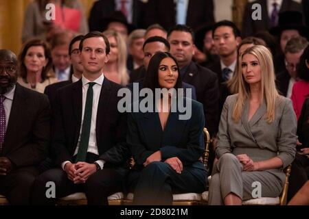 De gauche à droite : Jared Kushner, conseiller du président, la célébrité Kim Kardashian West, et Ivanka Trump, conseiller spécial du président, écoutent les discours du président américain Donald Trump dans la salle est de la Maison Blanche à Washington, D.C., le 13 juin 2019. Trump a parlé de la deuxième chance d'embauche et des possibilités de réussir après avoir quitté la prison. Crédit : Alex Edelman/l'accès photo Banque D'Images