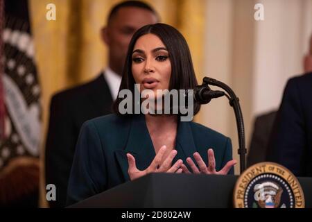 Kim Kardashian West parle lors d'un événement sur l'embauche de la deuxième chance dans la salle est de la Maison Blanche à Washington, D.C., le 13 juin 2019. Le président américain Donald Trump a également pris la parole au cours de l'événement qui a porté sur la possibilité pour les détenus réformés de réussir après leur sortie de prison. Crédit : Alex Edelman/l'accès photo Banque D'Images