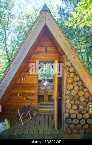 Fenêtre dans une maison en bois, photo numérique photo comme arrière-plan Banque D'Images