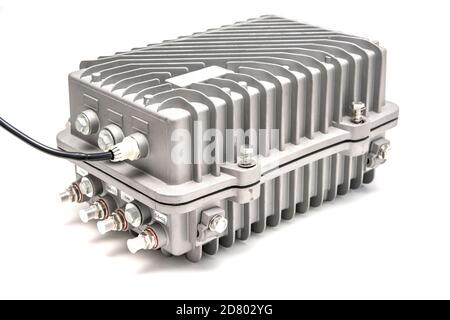 Système CATV suspendu sur des câbles à fibre optique noirs pour amplifier Signaux TV installés avec des câbles coaxiaux Banque D'Images