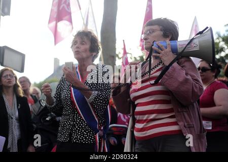 Manifestation de féministes contre la disparition du Ministère de Les droits des femmes devant Matignon à Paris Banque D'Images