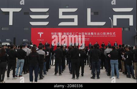 (201026) -- SHANGHAI, le 26 octobre 2020 (Xinhua) -- UNE cérémonie des 3 véhicules Tesla fabriqués en Chine et exportés vers l'Europe a lieu dans son gigalactory à Shanghai, en Chine orientale, le 26 octobre 2020. Le constructeur automobile américain Tesla a annoncé lundi qu'il exportera 7,000 véhicules fabriqués en Chine modèle 3 vers l'Europe mardi. Le lot de sédatifs devrait arriver au port de Zeebrugge en Belgique par mer à la fin du mois de novembre, avant d'être vendu dans les pays européens, dont l'Allemagne, la France, l'Italie, l'Espagne, le Portugal et la Suisse. Tesla a livré au publ le premier lot de sédatifs fabriqués en Chine modèle 3 Banque D'Images