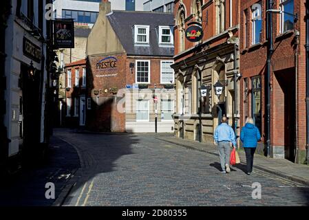 Couple marchant le long de la rue, le pays du gingembre vert, dans la vieille ville, Hull, East Yorkshire, Angleterre Royaume-Uni Banque D'Images