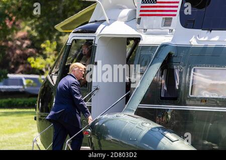 Le président américain Donald Trump est à bord de Marine One après avoir parlé avec des reporters sur la pelouse du Sud avant de quitter la Maison Blanche à bord de Marine One le 26 juin 2019 à Washington. Trump se rendra au Japon pour assister au sommet du G-20. Crédit : Alex Edelman/l'accès photo Banque D'Images